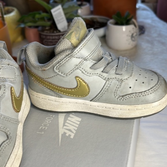 HP 🔥Nike Court Borough‎ Low 2’s: Sleek Style in Light Smoke Grey &Metallic Gold - Picture 8 of 9